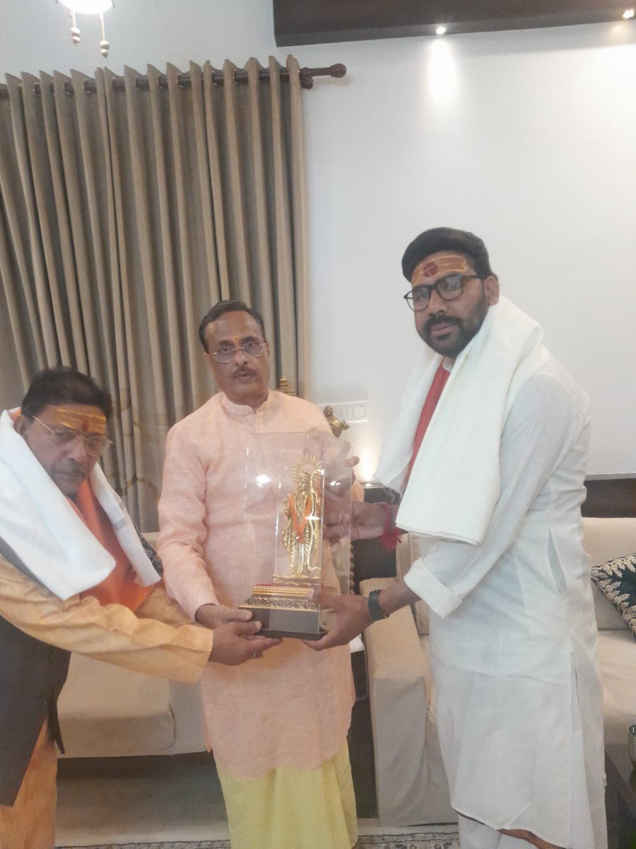 LG_ANI_DrDinesh's tweet photo. लखनऊ स्थित आवास पर श्री केदारनाथ धाम के पुजारी पंडित पंकज शुक्ला जी एवं उनके पूज्य पिता आचार्य अरुण शुक्ला जी से स्नेहिल भेंटकर श्री केदारनाथ धाम का प्रसाद ग्रहण किया, उनको अंगवस्त्र एवं स्मृति चिह्न भेंटकर अभिनंदन किया।

@narendramodi @AmitShah @NitinNabin @blsanthosh @myogiadityanath @idharampalsingh @mppchaudhary @pmoindia @BJP4India @BJP4UP