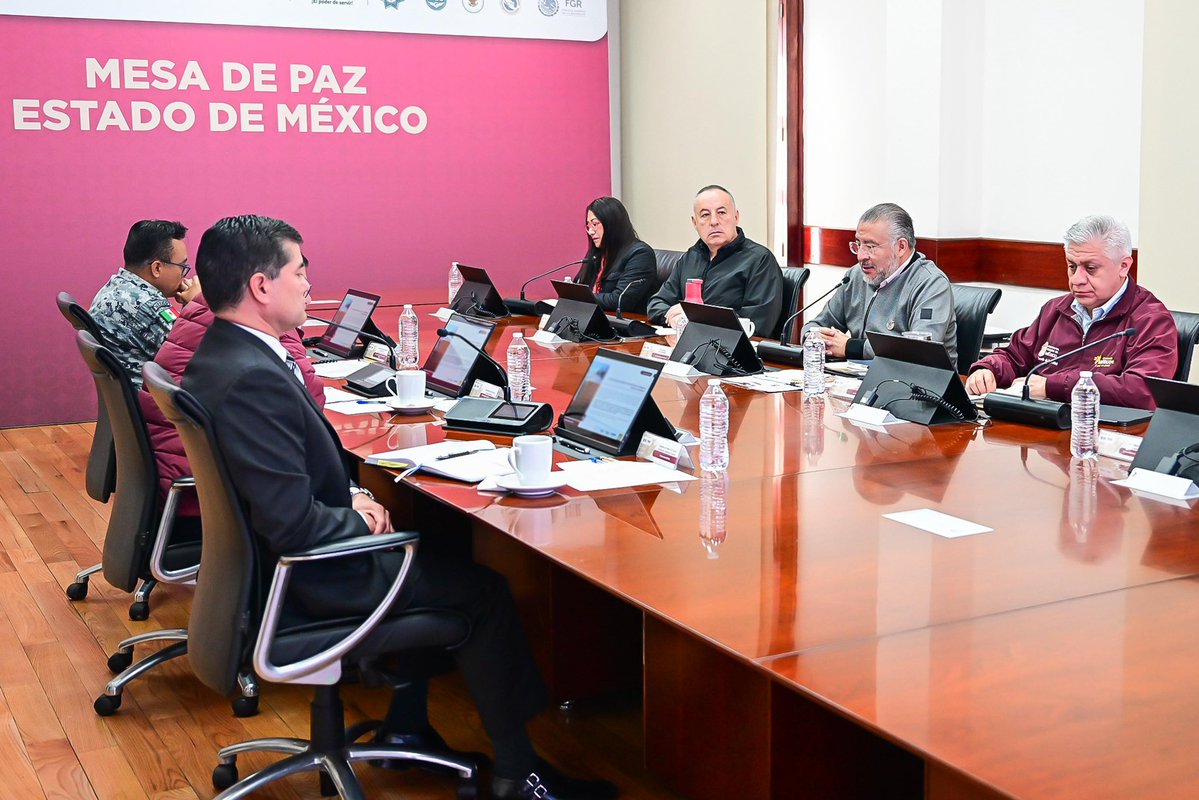 Por indicación de nuestra querida Gobernadora <a href="/delfinagomeza/">Delfina Gómez A.</a>, hoy presidí la Mesa de Paz en el Palacio de Gobierno, la casa del pueblo mexiquense.

Gracias a la coordinación institucional con atención a las causas sociales, la reducción de delitos continúa a la baja. 📊