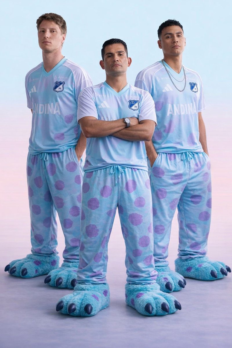 QUIEN HIZO ESTA IMAGEN? JAJAJAJA HPTAS si que me hicieron reir JAJAJAJAJA

Y opinión que nadie me pidió jaja la camiseta siempre en fotos se ve distinta, no es de mi gusto el color morado sin embargo se vería mejor de arquero que de visitante 🫠🥺🫠  ashhhh