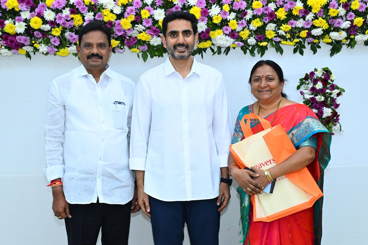 JaiTDP's tweet photo. రాజమహేంద్రవరం, నర్సాపురం పార్లమెంటు సెగ్మెంట్ల ప్రజాప్రతినిధులు, కుటుంబసభ్యులకు ఉండవల్లి నివాసంలో శుక్రవారం మంత్రి నారా లోకేష్ విందు సమావేశం ఏర్పాటు చేశారు. టీడీపీ, బీజేపీ, జనసేన ప్రజాప్రతినిధులు కుటుంబ సభ్యులతో హాజరై సందడి చేశారు.
#NaraLokesh 
#AndhraPradesh https://t.co/3KhUlHY8OI