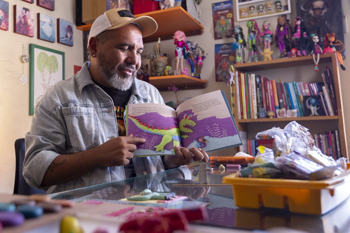 Guillermo Castellanos, “Memo Plastilina”, tiene más de 25 años creando mundos y ahora prepara su salto a la pantalla grande con su historia: Evasaurio, que proyecta estrenarse en el <a href="/FICGoficial/">FICG Oficial</a>. 🎬

Conoce los detalles en este #EspecialGaceta: 🔗 url.udg.mx/a0FKN