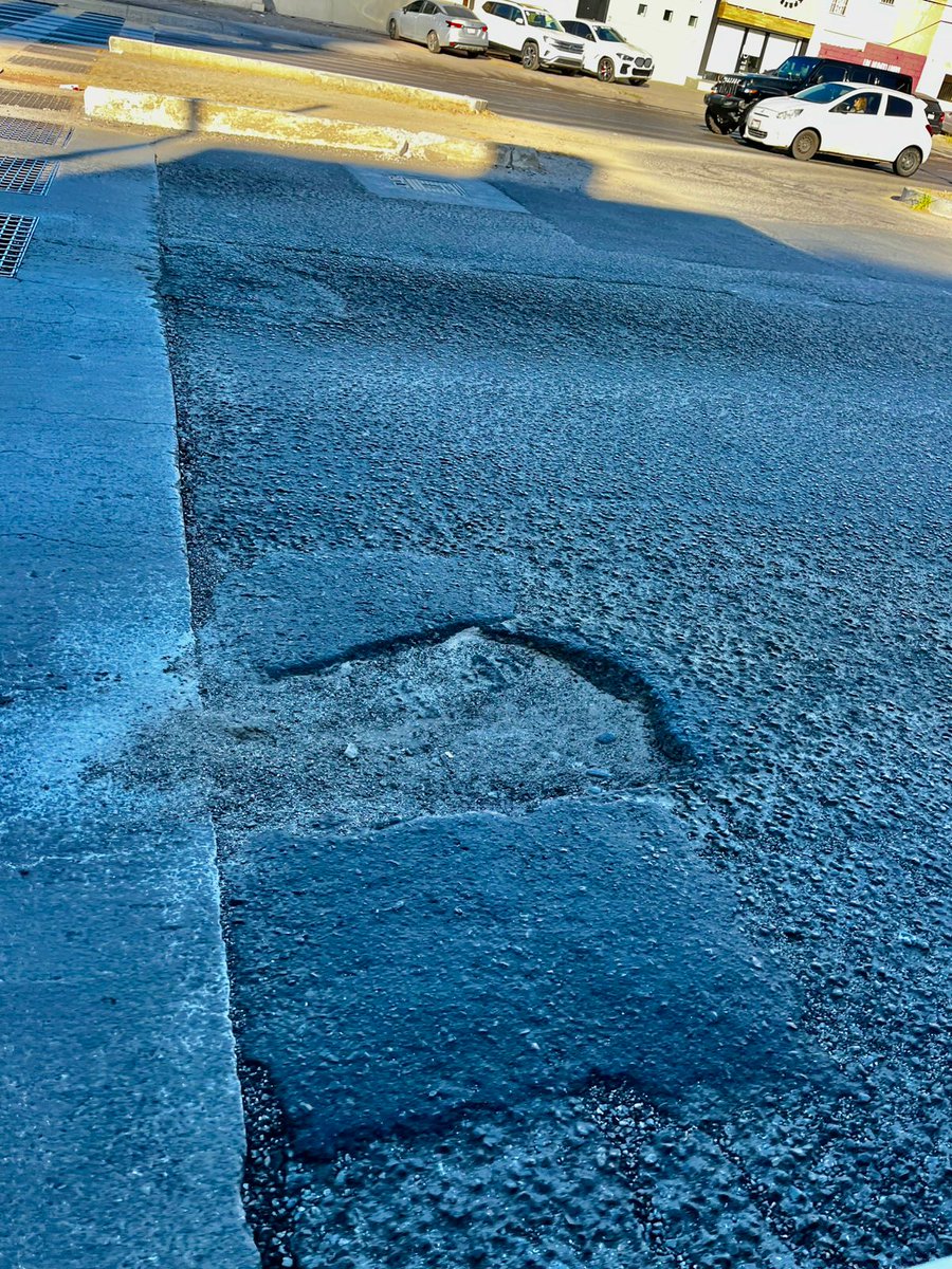 Termoclimas's tweet photo. @HermosilloGob @IngOrlando_  Buenos días, nuevamente para reportar mismo bache, que lo tapan y vuelve a salir una y otra vez en Blvd Morelos.  -Ya cabe la llanta completa de un auto compacto- Gracias por su apoyo https://t.co/tZtOgFIXmU