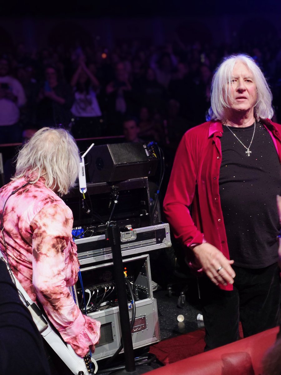 _Pooh_chan's tweet photo. #defleppard のラスベガス公演へ
今回は劇場仕様の構成になっていて珍しい場面もあり新鮮な内容
White Lightningは感無量で泣いちゃったよ。曲と曲間の雰囲気がちょっとヤバすぎて、これだけでも観に来た価値はあった。
ちなみに日本の移動から即ライブに直行したので最後はガス欠。無理は禁物ですw https://t.co/oyPzyHBn9T