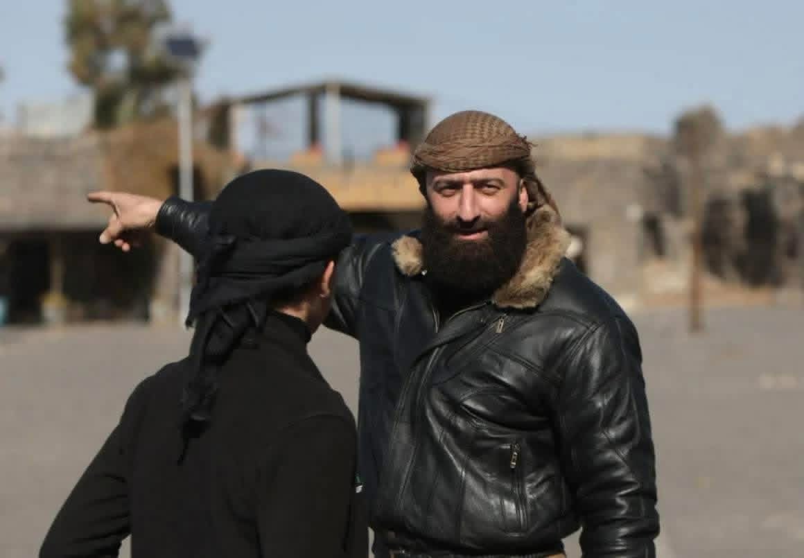 مصادر محلية: أصوات إطلاق النار التي سُمعت جنوب غرب السويداء ناجمة عن اشتباكات وتوتر أمني داخل مدينة بصرى الشام في ريف درعا الشرقي، حيث أفادت المصادر باندلاع اشتباكات في محيط مزرعة تعود للقيادي السابق أحمد العودة، ما أدى لمقتل شخص من آل المقداد وإصابة شخص آخر بجروح. 

وتحدثت مصادر