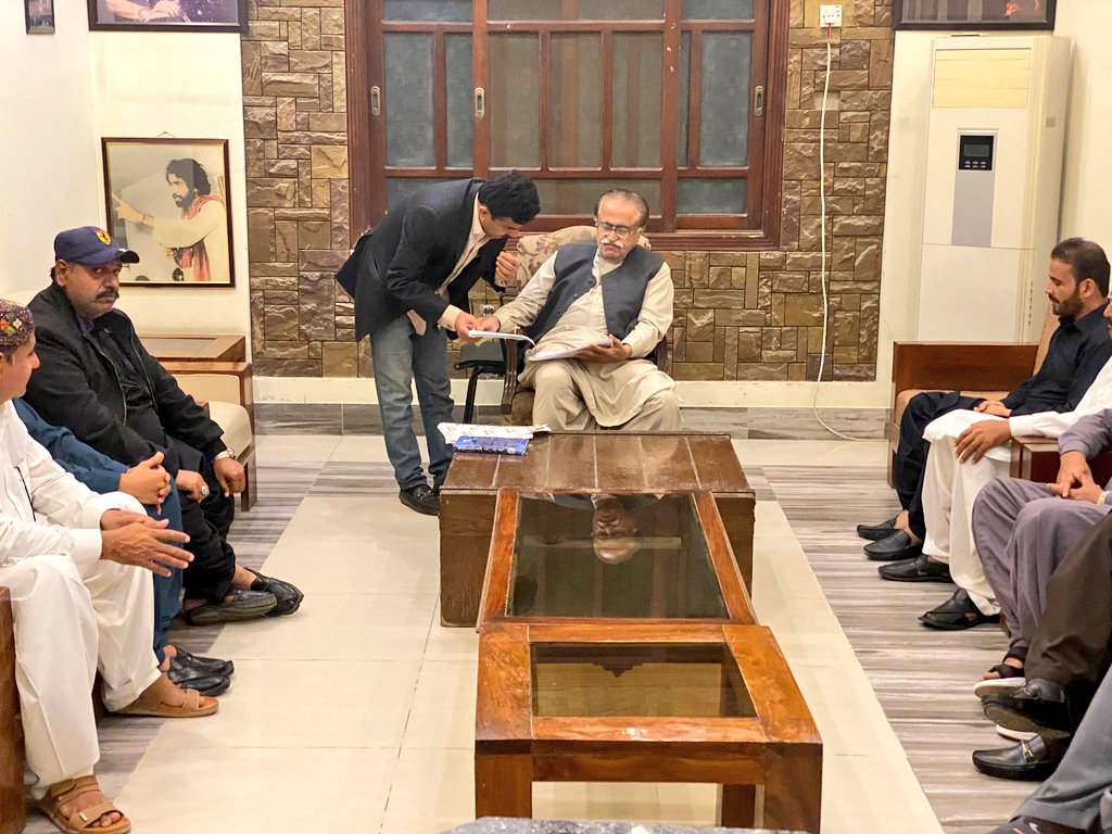 حیدرآباد: آج مرکزی رہنما پیپلزپارٹی سینیٹر مولا بخش چانڈیو صاحب نے چانڈیو ھائوس میں حیدرآباد کی عوام و پیپلز پارٹی کے ورکروں سے ملاقات کی، اور سیاسی معاملات پر تبادلہ خیال کیا گیا۔
<a href="/MBChandioPPP/">Moula Bux Chandio</a> <a href="/UmairMBChandio/">Umair Moula Bux Chandio</a>