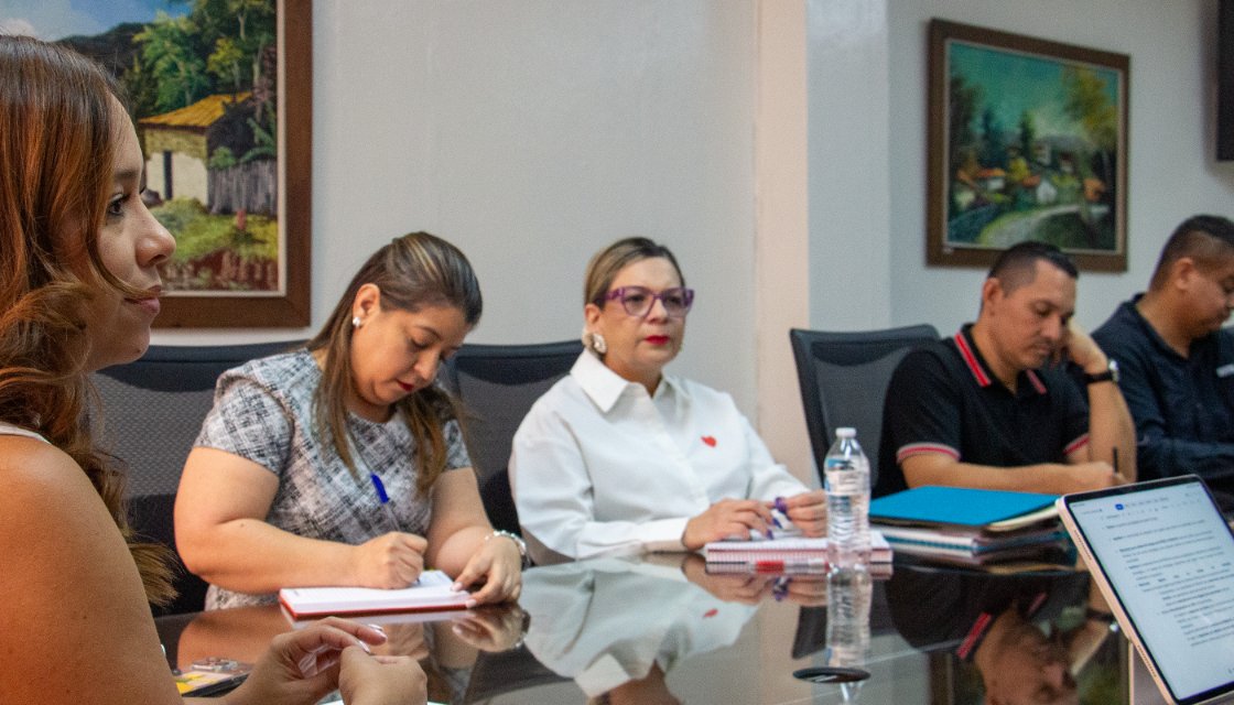 El Representante Residente, <a href="/AFracassetti/">Alessandro Fracassetti</a>, y su equipo, sostuvieron una reunión con <a href="/LucySalgadohn/">Lucy Salgado</a>, primera mujer Gerente de <a href="/HONDUTEL_HN/">HONDUTEL</a>

Conversaron sobre ampliación de conectividad, mejora en calidad del servicio y uso de #IA para optimizar procesos y generación de datos 🌐🤖.