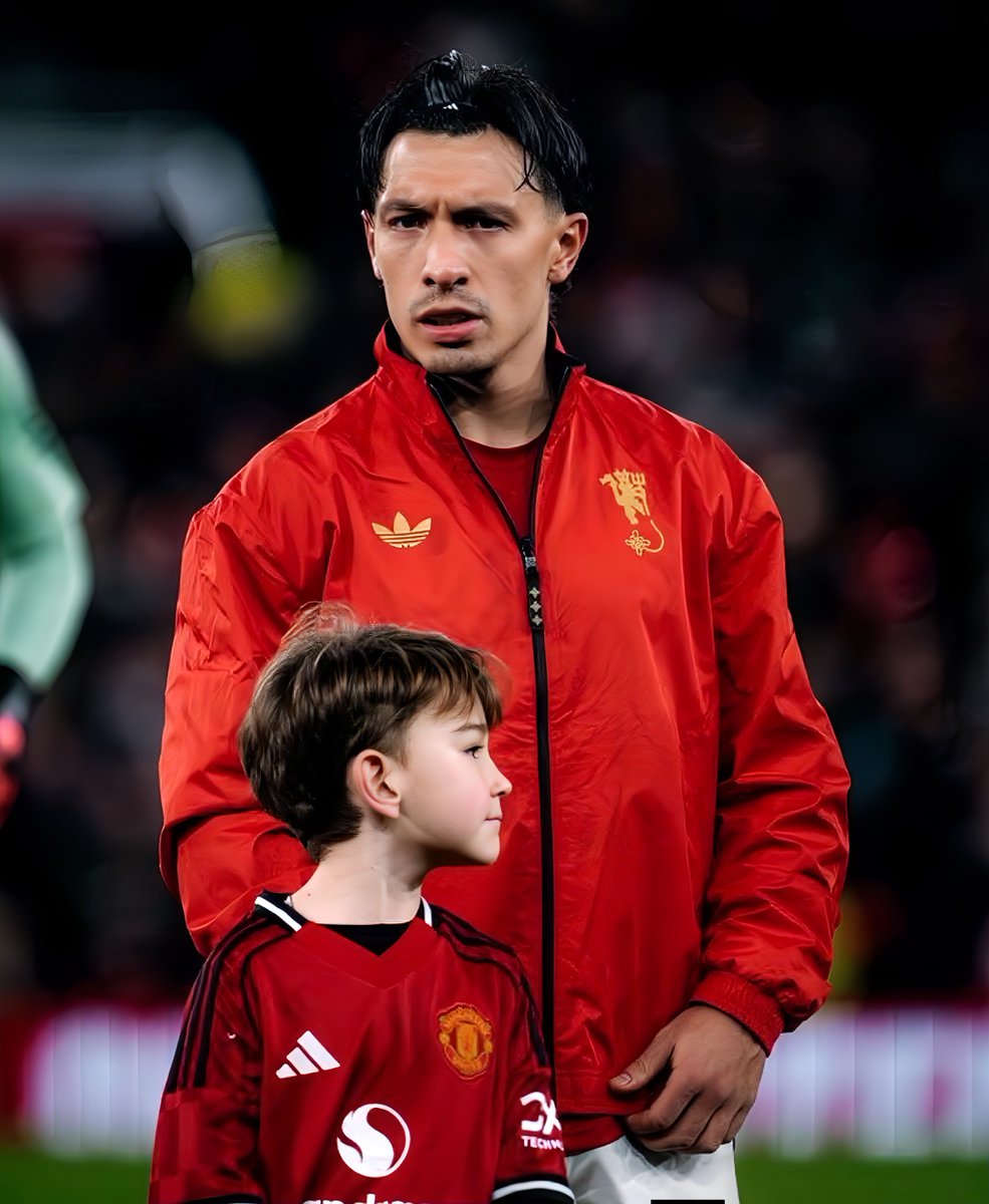 🚨🚨| Paul Scholes on Lisandro Martinez:

"I’ll be honest, when I first saw his size, I thought the Premier League might be too much for him. 
I didn’t think he’d cope with it physically. 
But I was wrong.

"He loves defending. 
He enjoys making tackles. 
It doesn’t matter how