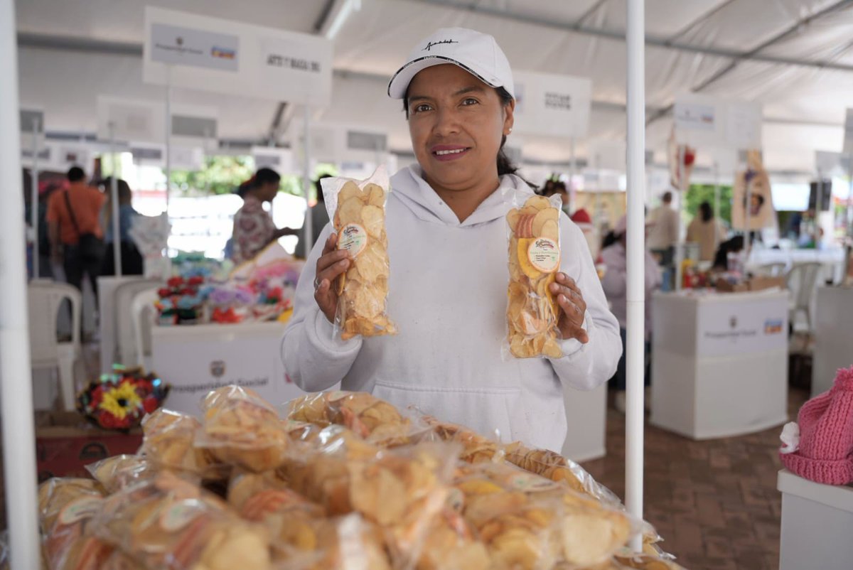 ¡Chiquinquirá, escenario de oportunidades! En el Parque Julio Flórez, 33 emprendimientos de #EconomíasParaLaVida demuestran que la economía popular tiene rostro y nombre. Las ferias fortalecen la asociatividad, tejen redes y consolidan desarrollo con identidad en el territorio.
