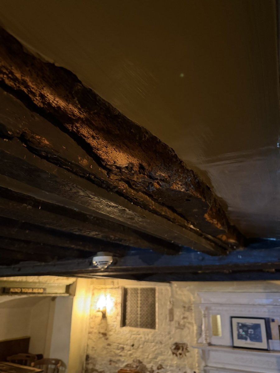 Have a guess why these oak beams in the ceiling of this London pub I’m in right now, are black and burnt? Yes, that’s right: they were burnt in The Great Fire of London in 1666. How incredible is that? Blows my mind.