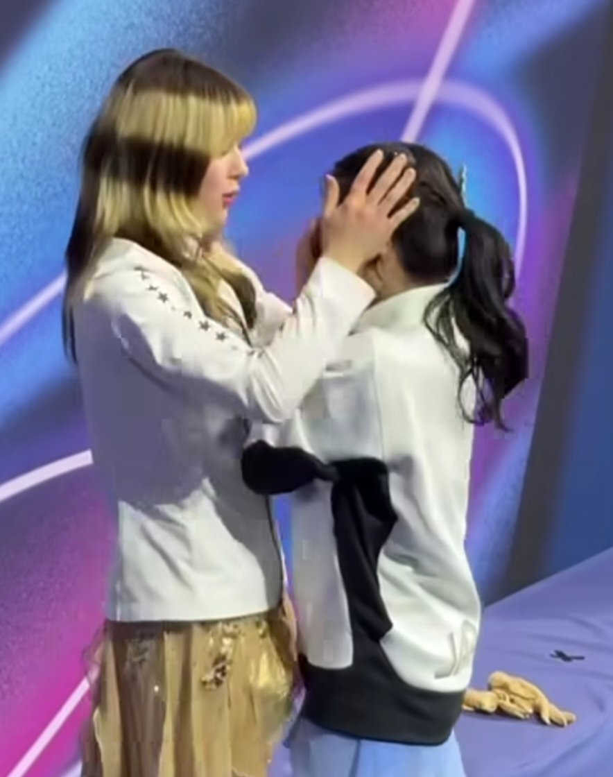 La ternura de Alyssa Para con Ami (17 años) cuando ésta se enteró de que era bronce en la final de patinaje artístico. Esta imagen es bellísima: la campeona olímpica consolando a la adolescente