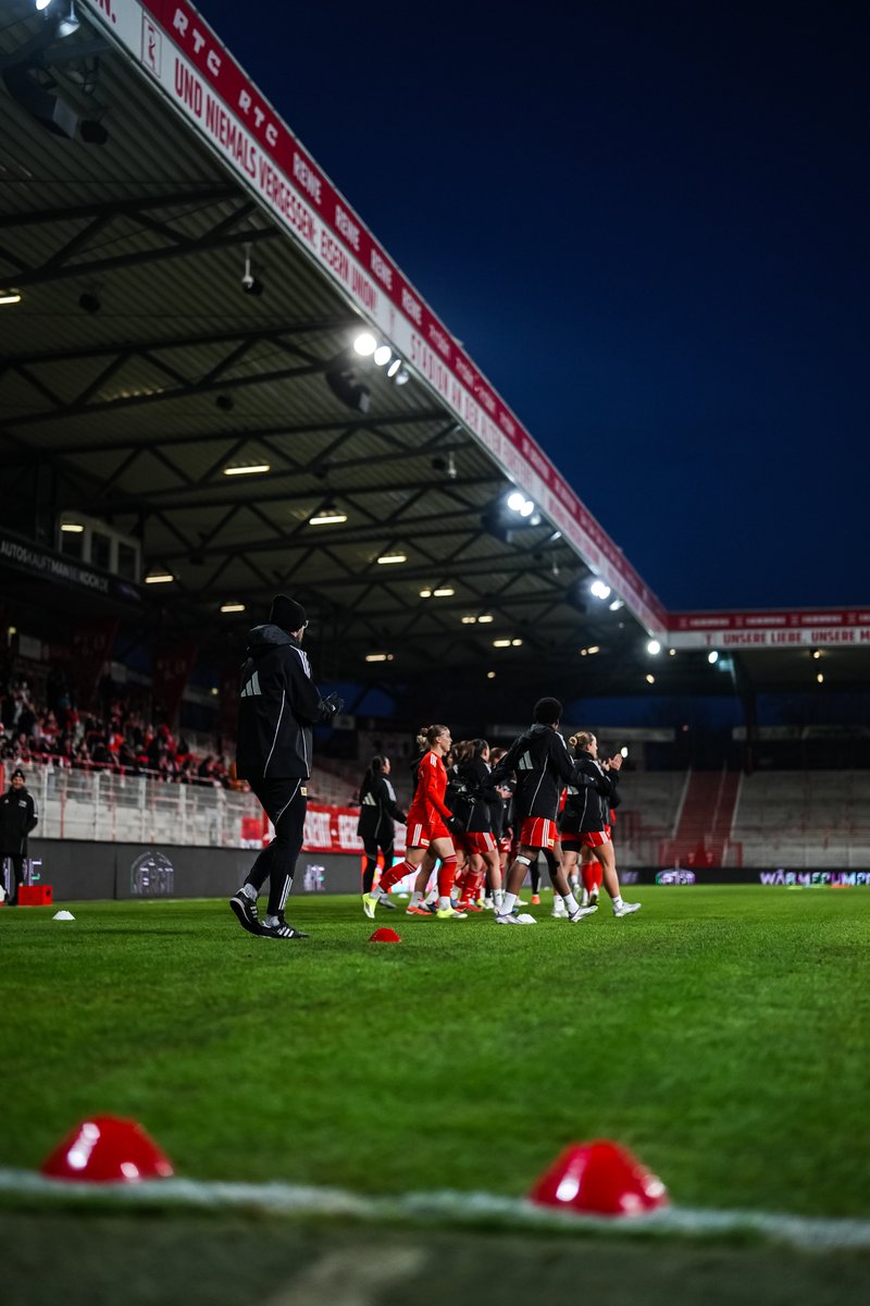 fcunion_en's tweet photo. It's chilly and crisp and the lights shine bright in an inky black sky. Love this. It must be kick off in the Alte Försterei. #FCUFCK | #fcunion | 0-0 | 01' https://t.co/9ghv3GjUxe