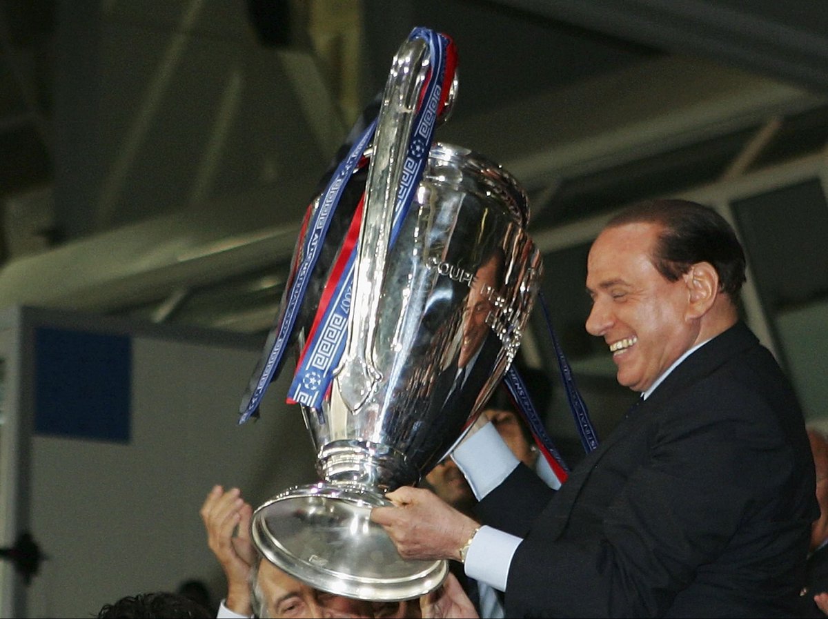 Una squadra 
Un presidente 
Una coppa