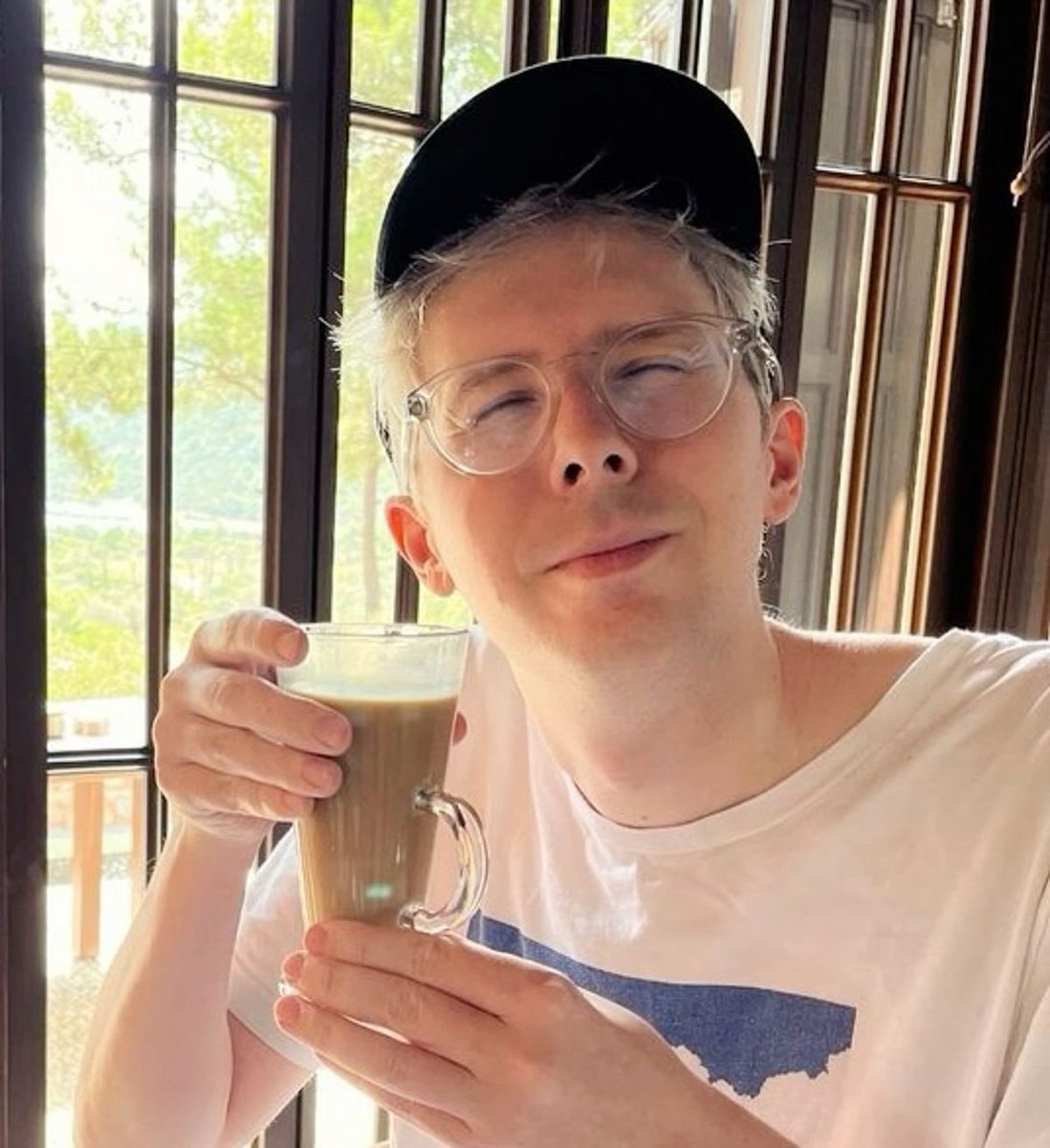 girlies with their not-so-fruity drinks this time
#phanniefriday