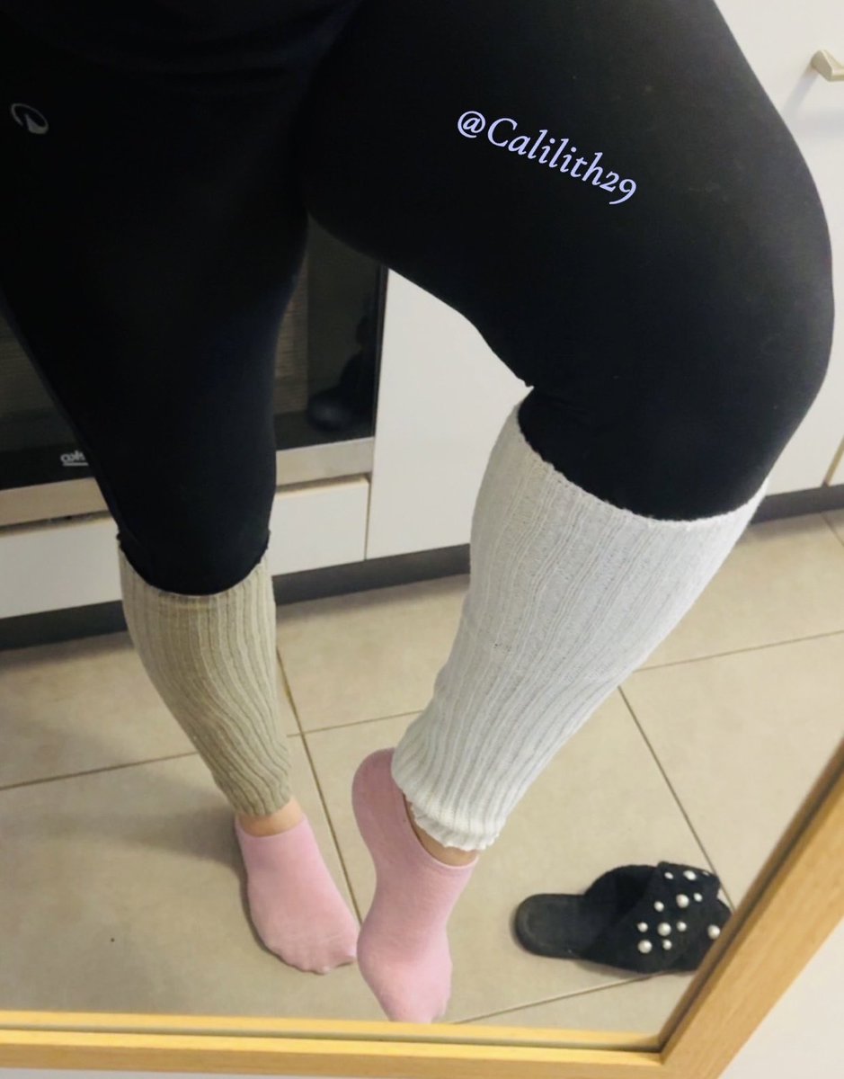 Calilith29's tweet image. J’ai de nouveau reçu un colis 📦 
Une nouvelle paire de collants et des jambières 🤭
