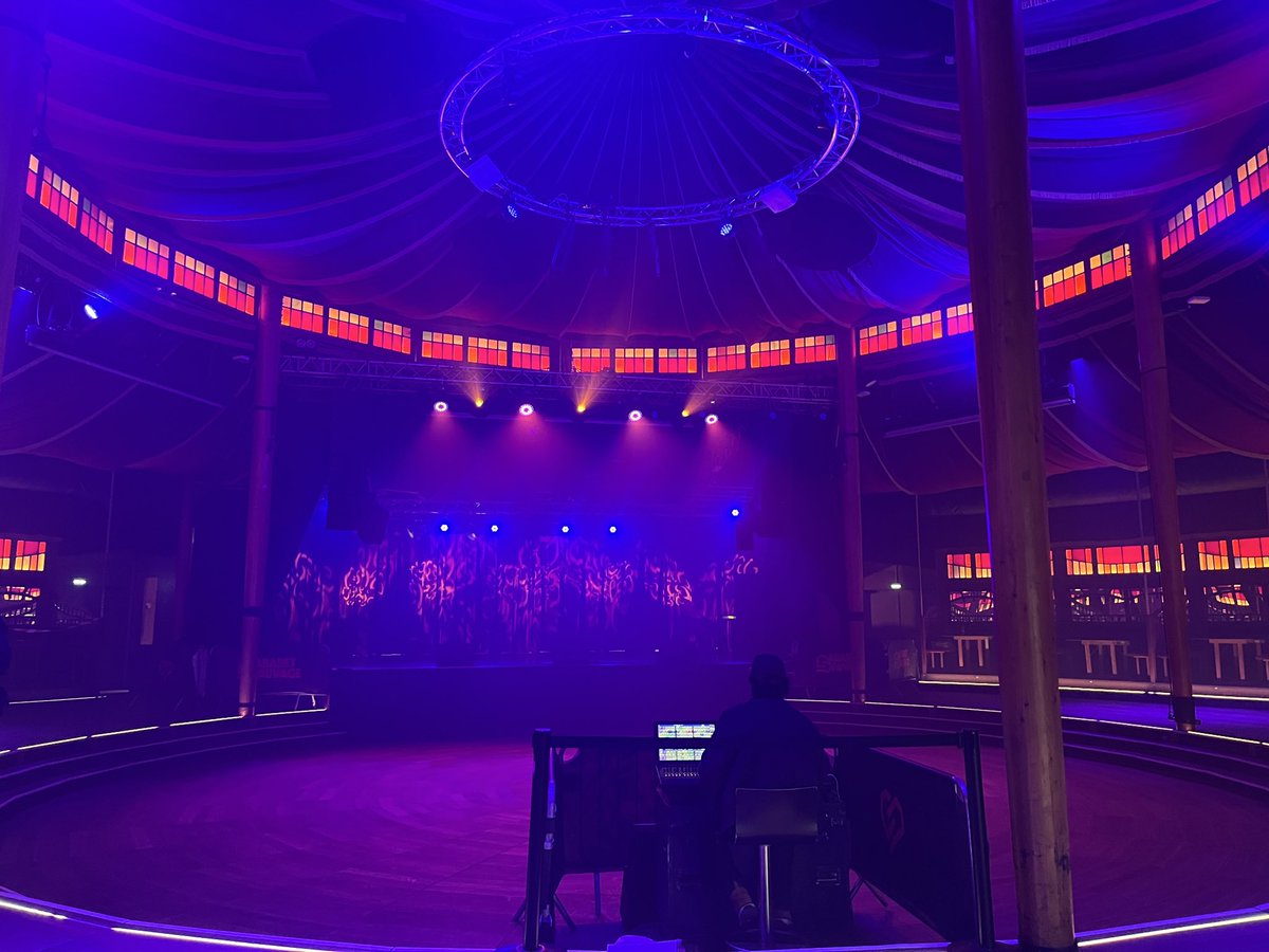 lemon4wa's tweet photo. #HUTA 유럽 첫콘 시작까지 이제 한 시간도 안 남았네요~ 🥊🤩🔥

 #WHO_KING_in_Paris https://t.co/n7KvKD6Y3e