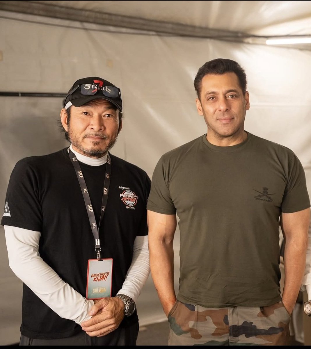 Latest: Megastar Salman Khan from the sets of #BattleOfGalwan with the action director.
Moustache gone...and Bhai is looking absolutely dapper &amp; sharp as ever.🔥
#SalmanKhan