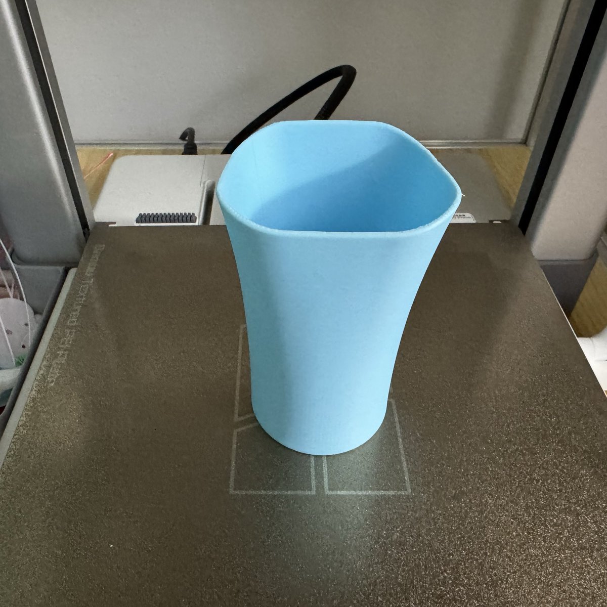 Mars_chen2's tweet image. 有一台3D打印机，在刚好需要的时候，就觉得这钱花的真值。

洗澡不小心把刷牙杯给碰掉地上，摔裂了，直接打一个，一小时搞定，还能在社区找自己喜欢的样式！