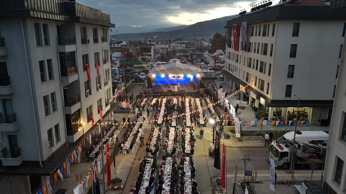 nurdagibel's tweet photo. Çevre, Şehircilik ve İklim Değişikliği Bakanımız Sayın Murat Kurum, Gaziantep Valimiz Sayın Kemal Çeber, Gaziantep Milletvekilimiz, Gaziantep Büyükşehir Belediye Başkanımız Sayın Fatma Şahin, Kaymakamımız Sayın Nurullah Cemil Erciyas, Belediye Başkanımız Sayın Mehmet Yıldırır ve protokol üyelerinin katılımlarıyla, Nurdağı Rezerv Konutları’nda düzenlenen “Yeni Evim İlk İftarım” programına iştirak ederek hemşehrilerimizle bir araya geldiler.

Ramazan ayının manevi atmosferi içerisinde gerçekleştirilen programda birlik, beraberlik ve dayanışma duyguları pekişmiş; aynı sofrada edilen dualarla kardeşliğimiz güçlenmiştir. Teşrifleriyle programımızı onurlandıran kıymetli hemşehrilerimize şükranlarımızı arz ederiz.