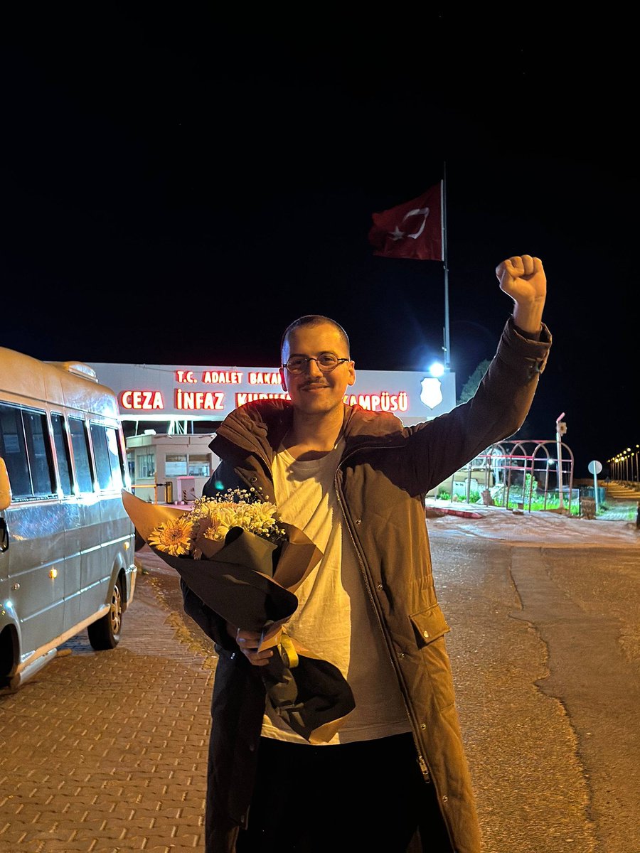 EHPgenelmerkezi's tweet photo. Mert yoldaş hoş geldin!

İzmir’de 19 Mart eylemlerinde mücadele bayrağını en önde taşıdığı için 2 ayı aşkın süredir tutuklu olan yoldaşımız tahliye edildi. 

Mert'in dediği gibi:  "Gençliğin, emekçinin, emeklinin mücadelesini sahiplendiğimiz için bizi mahkum ediyorlar. Ama ne yaparlarsa, ne karar verirlerse öğrenecekler ki biz binleriz ve onlardan daha güçlüyüz." 

Şimdi kaldığımız yerden, daha büyük bir kararlılıkla…

Hoş geldin. 
Yerin hazır. 
Hoş geldin. 
Dinleyip diyecek çok. 
Fakat uzun söze vaktimiz yok. 
YÜRÜYELİM...