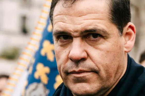 🚨⚜️ ALERTA | Luis de Borbón, duque de Anjou y pretendiente legitimista al trono de Francia y Navarra, emite un comunicado sobre la CRISIS política e institucional que enfrenta Francia 

Insta al pueblo francés a recurrir a su herencia monárquica ante el desastre político