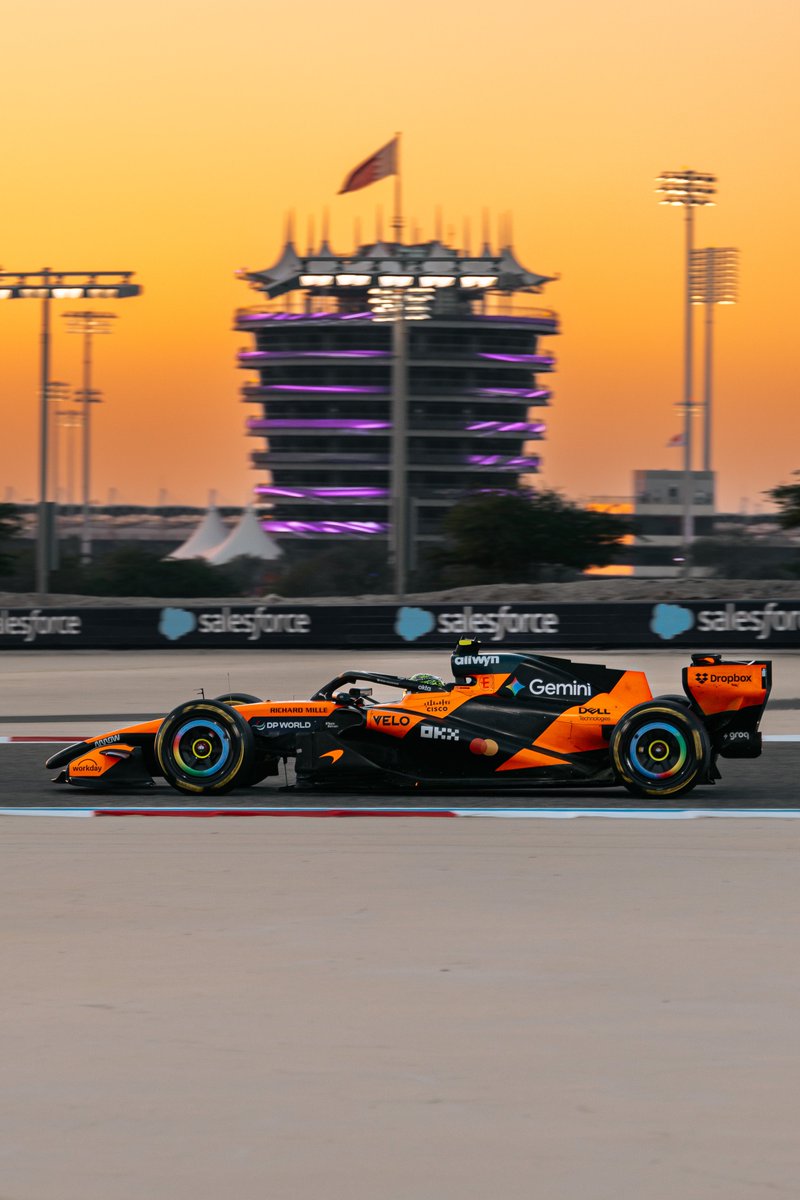 The MCL40 has officially completed its desert debut 🌅

#McLarenF1 #F1Testing