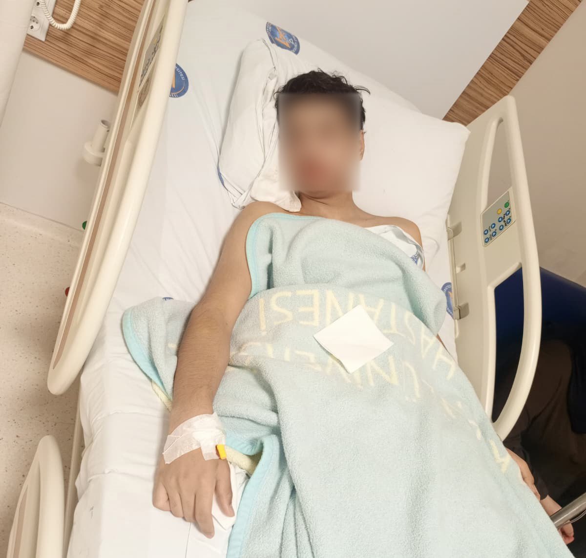 Antalya’da bir lisede çıkan 'ters baktın' tartışması kavgaya dönüştü.
15 yaşındaki öğrencinin çenesi, başka bir sınıftan gelerek sırasına oturan ve ayaklarıyla oturacağı bölüme basan akranı tarafından iki yerinden kırıldı. 

Saldırgana 5 günlük uzaklaştırma cezası verildi.