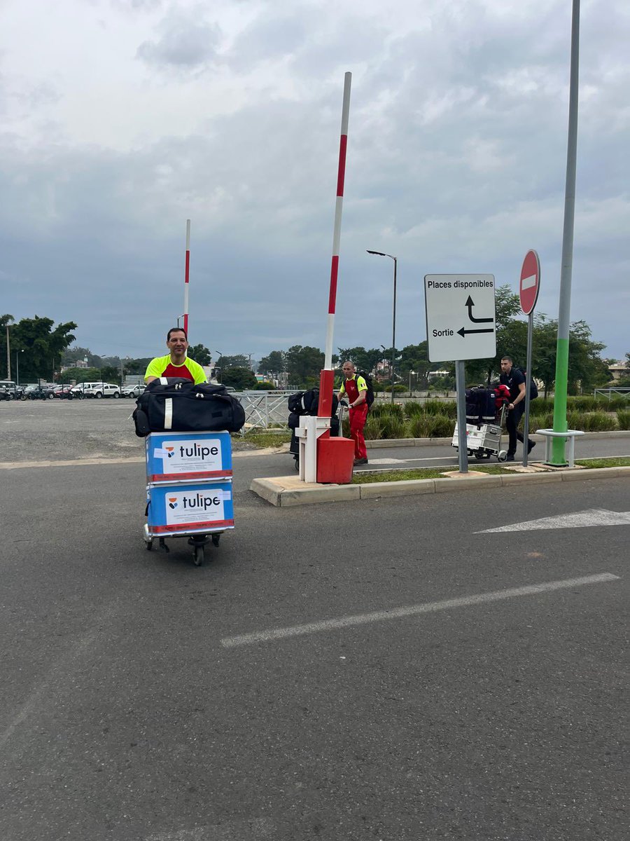 gis_france's tweet photo. Les bénévoles du @gis_france sont arrivés à #Madagascar Ils ont rejoint les 4 autres #ONG de @PompiersFR pour être opérationnel sur #Tamatave dès demain matin #Gezani #solidarité #Cyclones @pohf42 @FAUSI_France #pica https://t.co/HUtz5vdMMW