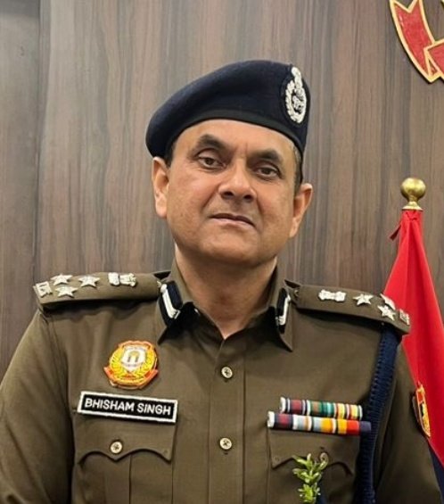 Manojsi17166765's tweet photo. #Proud_Moment For NW
 Ad Cp. #भीष्म_सिंह क्योंकि...
फ़्रांस के राष्ट्रपति वतन वापसी पर ACP #अजय_कुमार_सिंह जोकि अभी North West जिले मेँ तैनात हैँ उनसे हाथ मिलाकर व #सुभकामनाये दे कर लौटे अपने वतन को।
@PMOIndia 
@LtGovDelhi 
@CPDelhi 
@DCP_NorthWest https://t.co/hra0HKgj4q