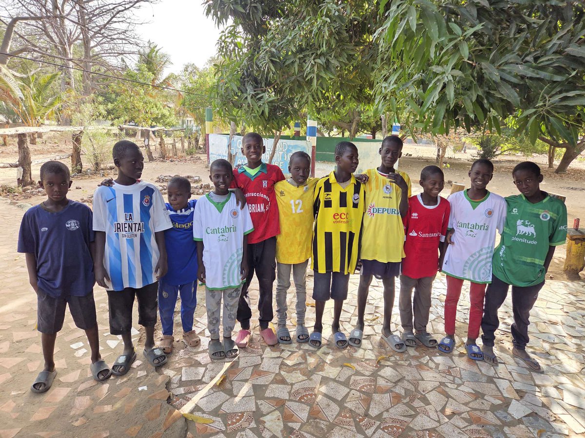 BezanaOficial's tweet photo. Queremos agradecer a la Fundació Kalilu Jammeh por su labor y su gran trabajo en favor de los más desfavorecidos. 

Nuestro club pudo colaborar con el envío de material deportivo a Gambia, donde esperamos que disfruten de unos partidos fantásticos. 

Enhorabuena 👏👏👏👏 https://t.co/7UnTSI9w6t