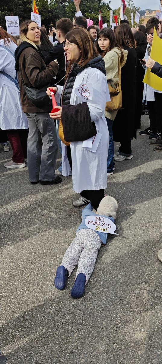 capbert's tweet photo. Un petit resum visual de la #manifestacio d'avui amb @metgescatalunya @mcreusv per la dignitat de la professió i del seu exercici. Carrera de fons per aconseguir allò que és just 👩⚕️🧑⚕️👩🏿⚕️👨🏿⚕️#vagametges @salutcat https://t.co/rWE11FknhC