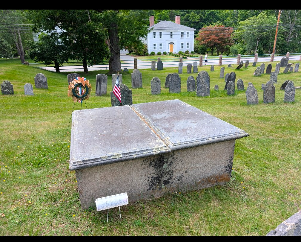 RSlabysz's tweet photo. @SWOConnell I pass by his grave often. Along with Shattuck and Robinsons. They were brothers in arms at Bunker Hill. Close neighbors that would oppose each other post war. I talk with the Shattucks often. https://t.co/SxinU8K4Pr
