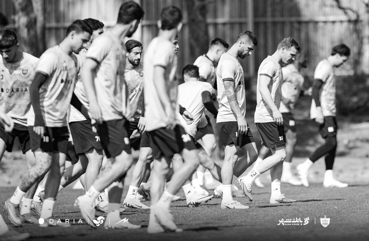 وقتی کنار مردمت نباشی وقتی هوادارهایی که یه عمر تشویقتون کردن از دستشون بدی حتی یه تسلیت نگی
اینجوری میشه..
ما مسائل مهم تر از شما داریم 
ما عزادار بچه های ایرانیم
شماها فعلا با این نتیجه ها بگذرونین و پولتونو بگیرین 
تا به وقتش..