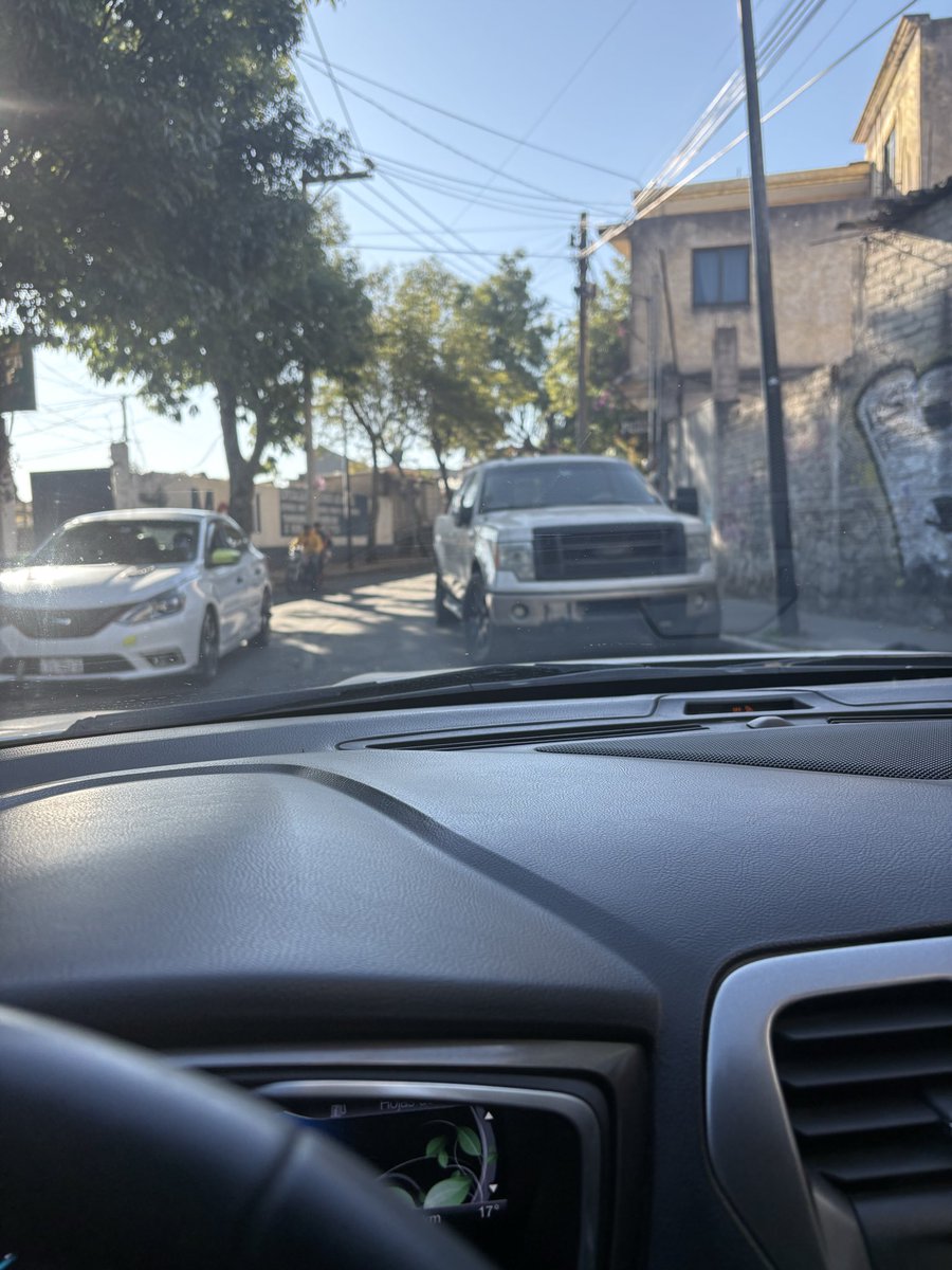 RioverdeVyvyan's tweet photo. @CuajimalpaGob @UCS_GCDMX pues gracias por moverlos de Av México, pero ahora están sobre Castillo Ledon 226 y 211 y es lo mismo, esa calle es diminuta! Siempre es un problema avanzar por tanto carro estacionado y además ocupan más de un carril https://t.co/qWTCPbY1fz