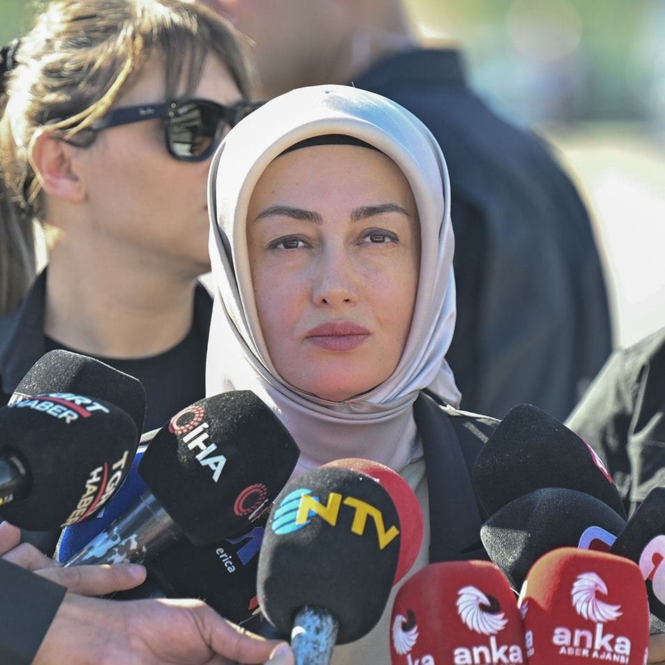 Merhum Sinan Ateş’in eşi Ayşe Ateş, siyasete atılmayı düşünüyor:

“Sayın Kılıçdaroğlu ve Sayın Akşener seçilebileceğim yerlerden bana milletvekiliği teklifi ettiler ama o dönem kabul etmedim.

‘Kocamın kanı üzerinden siyaset mi yapacağım’ diye düşünmüştüm ama çok pişman oldum.