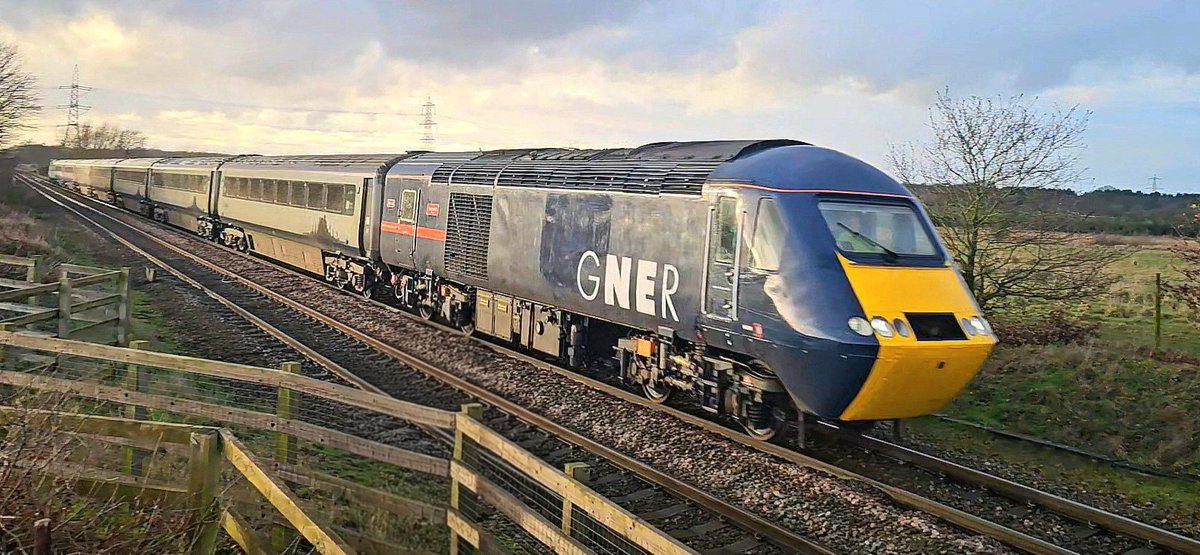 Harrod15S's tweet image. 43060 &amp;amp; 43025 looking splendid in their fresh liveries through Hayfields just south of Doncaster this afternoon working 5M25 Haymarket Dept. to Chaddesden Sidings
#class43 #trains @125Group #Doncaster