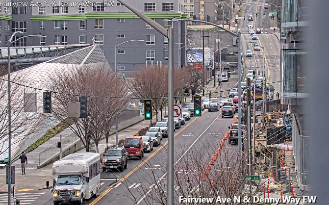 Construcción en Denny Way y Minor Ave N bloquea