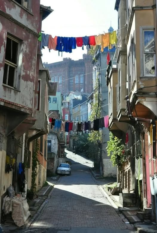 TOPRAK_2_'s tweet photo. Develer tellal, pireler berber iken, Samsun cigarasının içinden odun çıktığı günlerde… 
İstanbul’la Ankara arasında “alo” diyebilmek için santrala yazdırıp altı saat beklediğimiz, cep telefonunun sadece Kaptan Kirk tarafından kullanıldığı, sokaklarda ayı oynatıldığı, kalantorların Murat 124’e bindiği, Anadol’un kaportasının inekler tarafından yenildiği rivayetlerine inanılan, salça sürülmüş ekmek dilimi dönemlerinde…
Mutfak zeminlerinin muşamba kaplandığı, tencere kalaylattığımız, arap sabunu kokulu zamanlarda…
Avaramu’yu ezberleyen kızlar Raj Kapoor’a hastayken, Ömer henüz turist bile değilken, Vahi Öz’e güldüğümüz, zavallı Ayşecik’in zengin babasından habersiz, kötü kalpli üvey anne yanında çileler çektiği, “n’ayır”, “n’olamaz”lı yıllarda…
Mesut Bahtiyar’dan şarkılar dinlediğimiz, Cem Karaca’nın İzmir fuarını zangır zangır salladığı, Özay Gönlüm’ün yaren’ini tıngırdattığı, yerli Elvis Erol Büyükburç’la kalipso kralı Metin Ersoy’un gazinoları inim inim inlettiği, Cemal Kamacı’nın kroşe patlattığı, Metin Oktay’ın ağları deldiği, Neil Armstrong ay’a falan ayak basmadı, hepsi Hollywood tezgâhı diye iddiaya girilen, , Ümit Besen’in masasının ayağı kırık, pantolonların paçası bol ve Kastelli bankerken…
Muavinli dolmuşçuların Orhancı-Ferdici diye birbirini solladığı arabeskli sabahların, Barış Manço’nun “lambaya püf!”, dediği elektrik kesintili akşamlarında, mum ışığının gölgesinde parmaklarımızı eğip bükerek duvarda tavşan yaptığımız, yün fanilaları soba askısında kuruttuğumuz, Killing okuduğumuz, başka eğlencemiz olmadığı için radyoda arkası yarın’lara kulak kesildiğimiz -  Avanak Avni’yle tanıştığımız, Zübük’ün kaleme alındığı, , şehirlerarası otobüslerde sigara içildiği, damalı taksiler çağında…
Turnike atmayı Beyaz Gölge’den öğrendiğimiz, Doktor Richard Kimble babamızın oğluymuş gibi, şerefsiz Falconetti’ye küfürler ettiğimiz, polisimizi Komiser Colombo, hukukumuzu Avukat Petroçelli’den ibaret sandığımız,  Kunta Kinte gibi zenci olmadığı halde, Isaura’nın neden köle olduğunu anlayamadığımız, yamuğunu gördüğümüz arkadaşlarımıza “-N’aber lan Ceyar?”, diye seslendiğimiz, saat kurup, sabahın kör karanlığında kalkarak, uykulu gözlerle Muhammed Ali’nin(Hristiyan iken adı Cassius Clay idi) maçını seyrettiğimiz, onunla birlikte “kelebek gibi uçup arı gibi soktuğumuz” masum tiryakiliklerde…
İstanbul’da basılan gazetelerin, ülkenin diğer şehirlerine ancak  ertesi gün, uzak il ve ilçelere ise bir kaç gün sonra ulaşabildiği, TV kanalı olarak sadece TRT’nin var olduğu, haberleri Jülide Gülizar’ın Zafer Cilasun’un okuduğu, “bizim ahali akıl edemez.”, diye düşündüklerinden olsa gerek; 'televizyonunuzu kapatmayı unutmayınız!', diye uyarı yazısı koydukları, “
Çamaşır makineleri merdaneli, iken....
Ve, dönüp bakıyoruz geriye…
Wi-fi’larımız, iPad’lerimiz, akıllı telefonlarımız, çanak antenlerimiz yoktu ama, daha mutluyduk galiba.......
Yaşayanlara gelsin
Alıntı