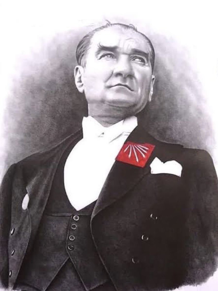 hursitgunes's tweet photo. Diyorlar ki, 2002’den bu yana CHP 3 lider değiştirdi. Oysa AKP’nin lideri hiç değişmedi. Yanlış!
1) AKP’nin bir ara genel başkanı Davutoğlu oldu. Ama konu liderlikse evet lider hep Erdoğandı. 
2) Fakat o halde CHP’nin de lideri hiç değişmedi!!! https://t.co/5YGW5NBrw2