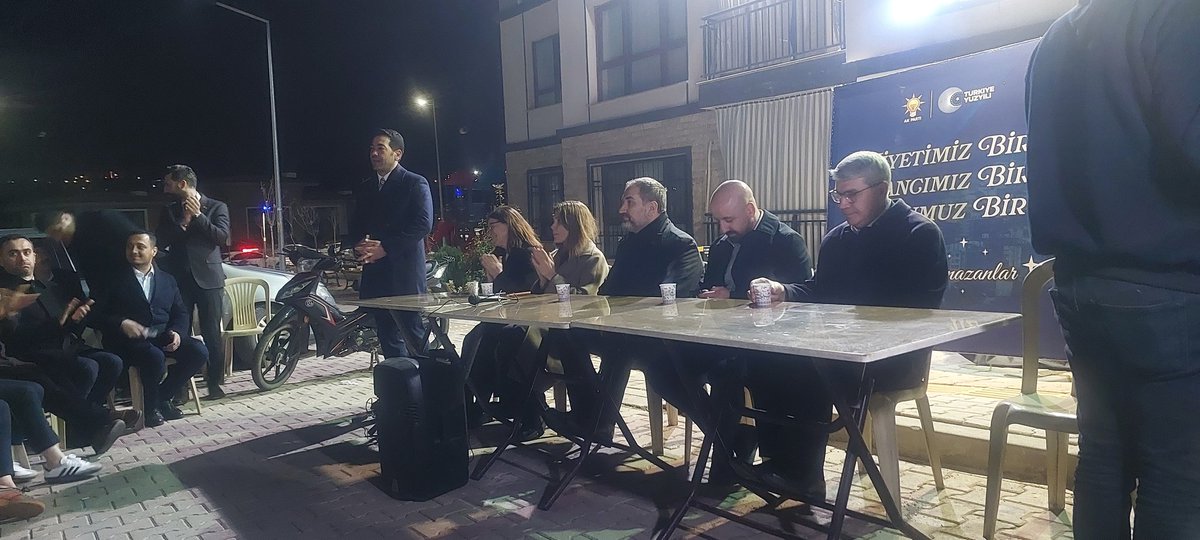 📍 Osmaniye

Günün yorgunluğunu, hemşehrilerimizin samimi sohbeti ve demli bir çayın sıcaklığıyla attık.

Büyük dönüşümün bir parçası olan Murat Kurum Bey Mahallemizde, yeni yuvalarına kavuşan ailelerimizin misafiri olduk.

Gönlümüz bir, soframız bir, hedefimiz bir!