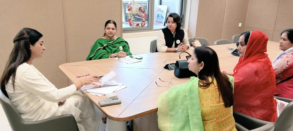 JadhavPrajapati's tweet photo. अखिल भारतीय महिला कांग्रेस की राष्ट्रीय अध्यक्ष @LambaAlka जी ने विभिन्न राज्यों की महिला कांग्रेस की नेत्रियों से मुलाकात की!  📍इंदिरा भवन, नई दिल्ली https://t.co/3V4ft1xrh0