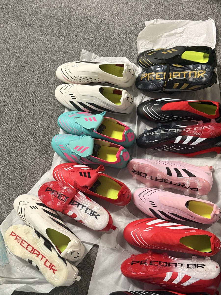 Available wholesale only 
Disponible uniquement en gros 
#predator #Shoes #football