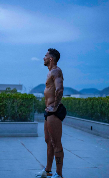 - Não arrega em jogo grande (DIFERENTE DE UM LATERAL)
- Idolo, fez o gol do tetra
- Mandou uma diretaça para o pardal
- Não precisa fazer média com europeu
- Carreira FODASTICA
- Ser humano INCRIVEL
- Bunda de tanajura

Danilo é dos nossos.
