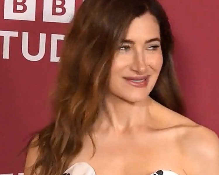 Kathryn Hahn’s collar bones. That’s it! Have a good day 😌🫦