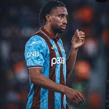 Fransız oyuncu, henüz 26 yaşında, merkez orta saha!
Dinamo gibi, 
yorulmadan oynuyor, 
hiç sağa sola sapar işler yapmıyor!

Ciğeride oyunuda kocaman! 
Hiç yorulmuyor, ortaya koyduğu enerji bitmek bilmiyor.

İsmi henüz şöhretler arasında geçmiyor diye gözden kaçıyor!

Trabzonspor