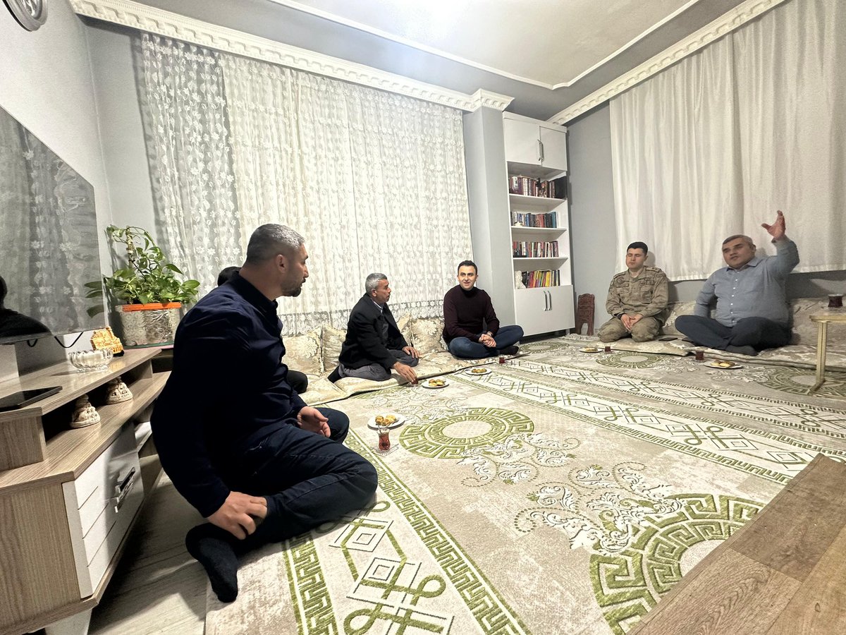 📍 Irmak Köyü’nde gönül sofrası…
Kaymakamımız Sayın Mehmet Ali İmrak, aziz şehidimiz Necati Ay’ın kıymetli ailesiyle iftar sofrasında buluştu. Vefa, birlik ve dayanışmanın hissedildiği anlamlı akşamda şehit emanetlerine sahip çıkmanın önemi bir kez daha vurgulandı.