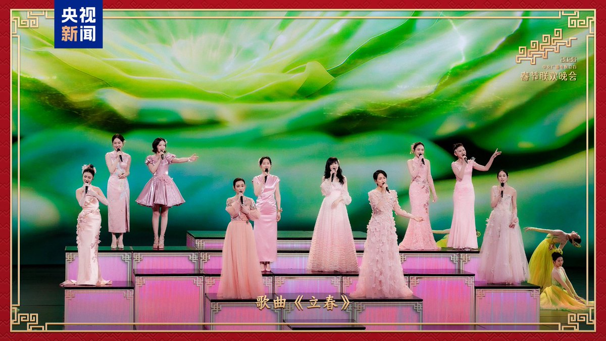 AmbCina's tweet image. Come ogni anno il Gala della Festa di Primavera segna ufficialmente l’inizio del nuovo anno tra spettacoli di musica, danza, tradizione e tecnologia.🐴💃
Un momento di condivisione in famiglia che accompagna la cena della vigilia e il conto alla rovescia verso la mezzanotte.🏮🎆