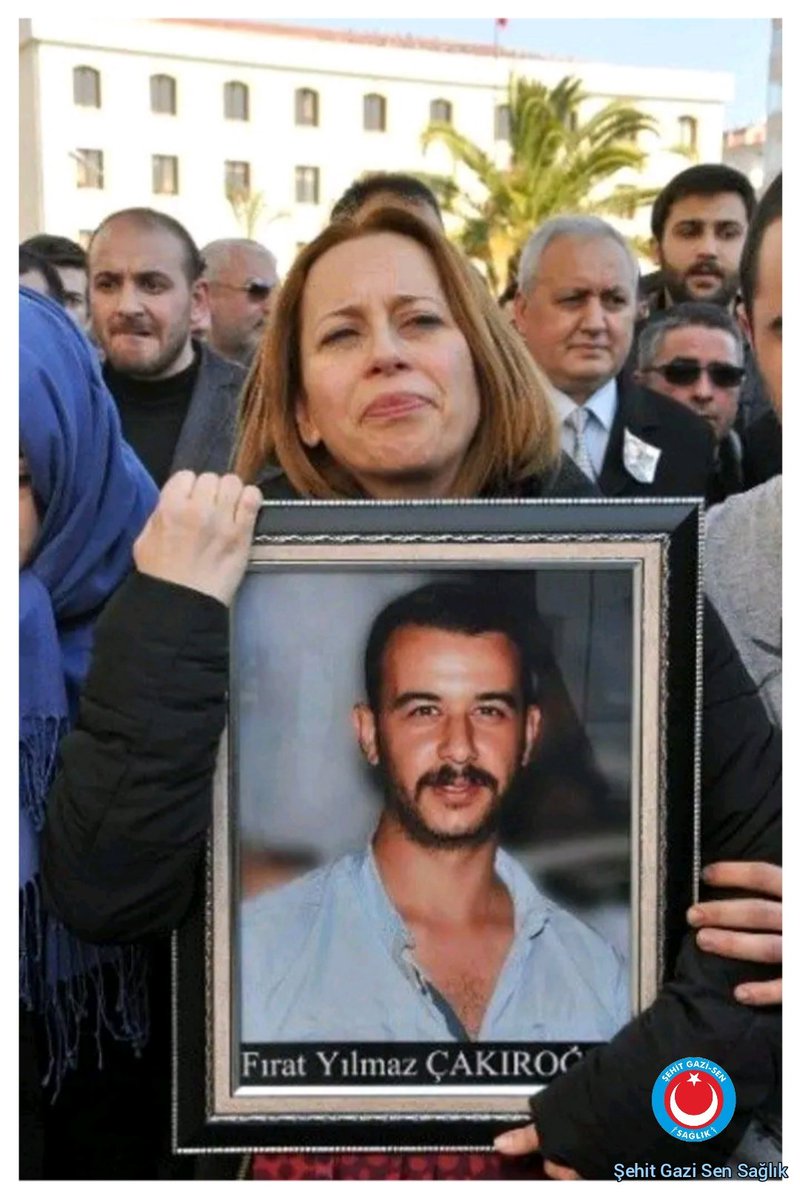 Ege Üniversitesi’nde başarılı bir öğrenci iken hain PKK'lı bölücü teröristler tarafından şehit edilen #FıratYılmazÇakıroğlu’nu şehadet yıl dönümünde rahmetle anıyoruz. Ruhu şâd olsun.
#sehitgazisensaglik #sehit