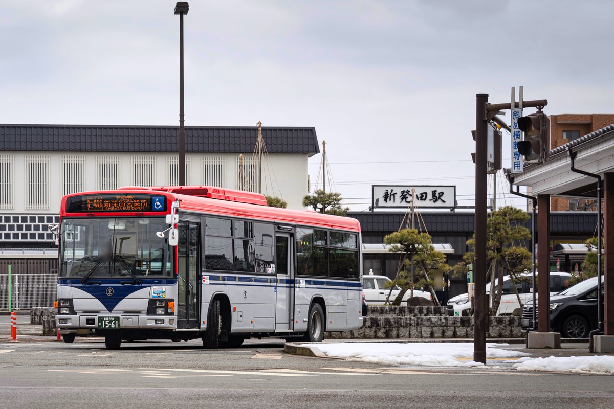 新潟交通観光バス H1561-H(新発田) 新潟200か 1561 PJ-KV234N1(06年式