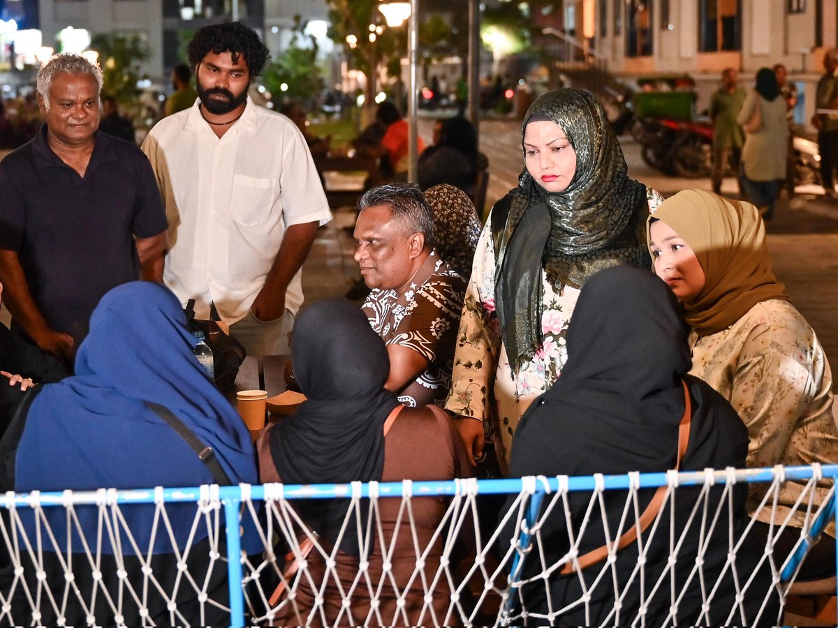 އެމްޑީޕީ އަކީ އަބަދުވެސް ރައްޔިތުން ގާތަށް ގޮސް ޝަކުވާތައް އަޑުއަހައި ރައްޔިތުންގެ ހިޔާލު ހޯދާ، ހައްލު ހޯދުމަށް މަސައްކަތް ކުރާ ޕާޓީއެއް! 

ހުޅުމާލެ އުތުރު ދާއިރާގެ ރައްޔިތުން ގާތަށް

#AdamAzimforMayor
#VoteMDP
#HeyvallaaThayyaru
#EmmengeVoteThilafathah