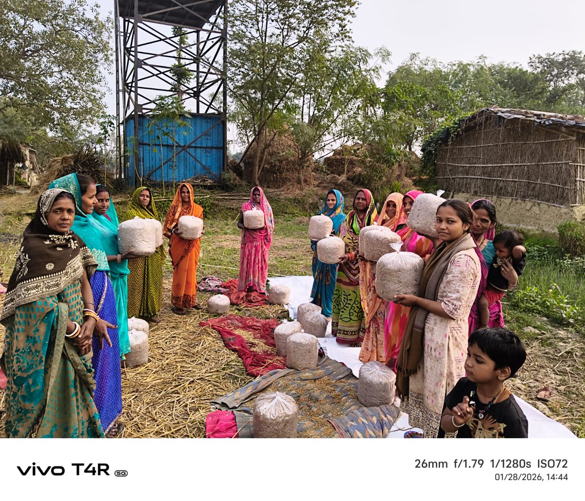 rdtrustsangram's tweet photo. परियोजना क्षेत्र में सेविंग एंड क्रेडिट समूह सदस्य द्वारा अनेकों गतिविधियों के माध्यम से जैविक खेती को बढ़ावा दे रही है भुमी-हीन परिवार मुर्गी पालन एवं बकरी पालन कर आय अर्जित कर रही है https://t.co/ZtUSvBiMfa